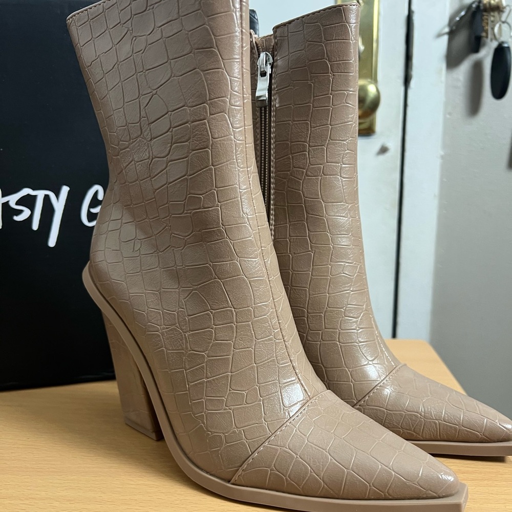 Trendy Tan Croc-Embossed Ankle Boots from Nasty Gal. TTS - sz US6
